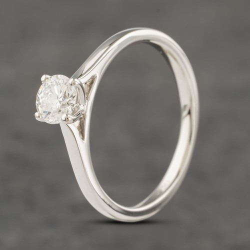 Anello solitario con diamanti
