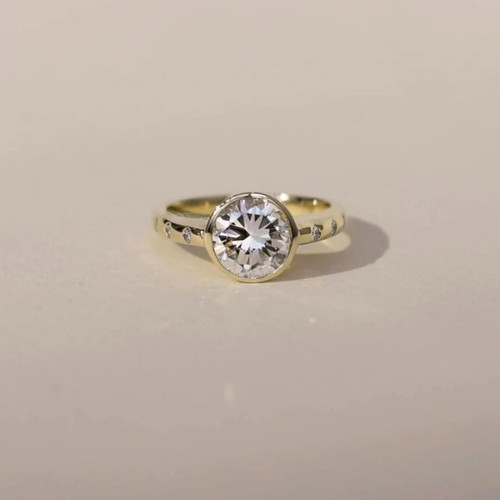 Anello solitario con diamanti